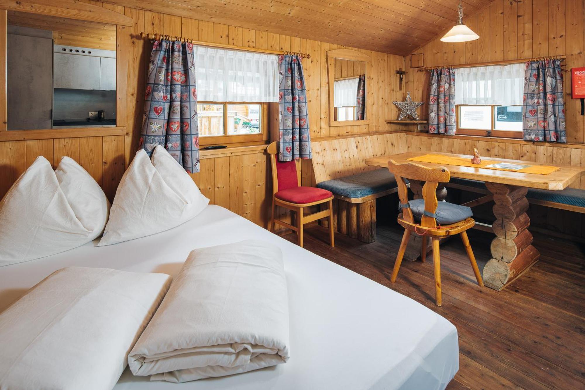 Camping Dreilaendereck Blockhuetten & Apartments Ried im Oberinntal Exterior foto