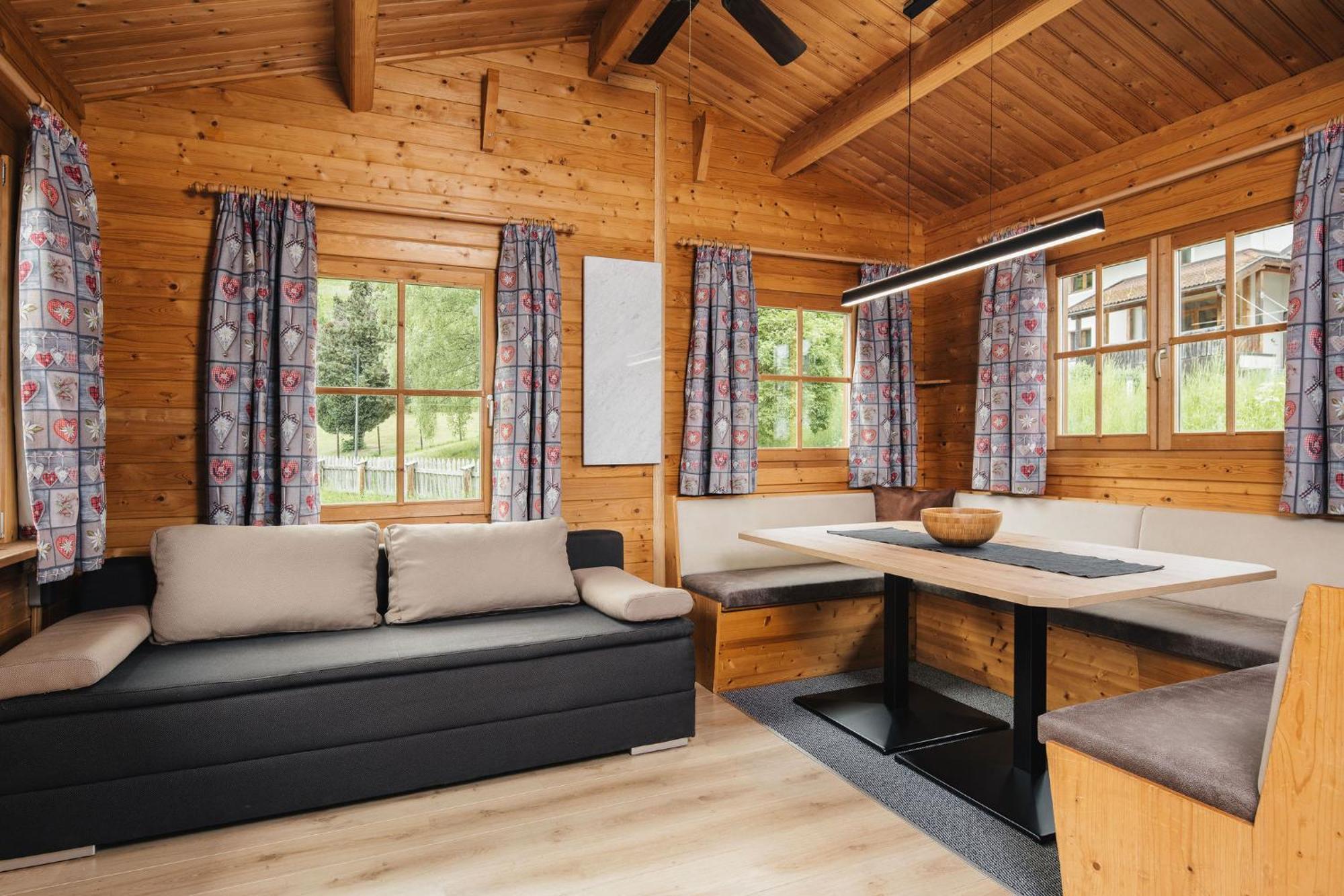Camping Dreilaendereck Blockhuetten & Apartments Ried im Oberinntal Exterior foto